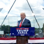 Trump utiliza proteção de vidro à prova de balas em primeiro comício a céu aberto após atentado