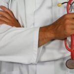 Entenda o que muda com decisão do CFM sobre médicos terem que declarar vínculos com farmacêuticas e empresas do setor