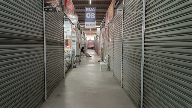 Permissionários que não abrirem lojas em 7 dias terão espaços alugados, diz diretor do Shopping Popular