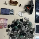 Homem é preso com arma, munições e drogas no bairro Tomba