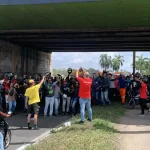Motociclistas e entregadores por aplicativo bloqueiam avenida em Feira de Santana em protesto por mais segurança