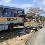 Homem morre e 22 pessoas ficam feridas após batida entre ônibus escolar e caminhão na BA-099