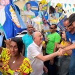 José Ronaldo caminha com moradores da Favela do Horto e anuncia retomada de programas culturais