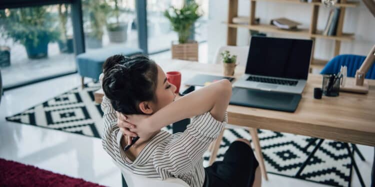 Efeitos impactantes: descubra os perigos para a saúde após ficar um dia inteiro sentado