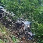 Ônibus cai em ribanceira na BR-324; quatro pessoas morrem e duas ficam gravemente feridas