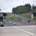 PRF informa desvio de tráfego em trecho da BR 324 para remoção de carreta acidentada