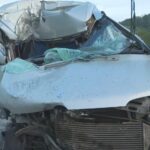 Três pessoas morrem após batida entre van que transportava pacientes e carreta na BR-324