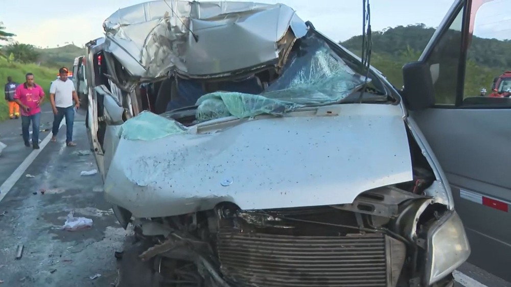 Três pessoas morrem após batida entre van que transportava pacientes e carreta na BR-324