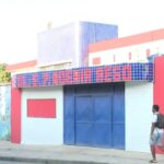 Aulas de escola são suspensas após mãe de aluna agredir diretor com socos