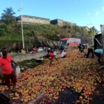 Caminhão carregado de frutas vira na BR-324; veículo e carga bloquearam duas pistas sentido Feira de Santana-Salvador