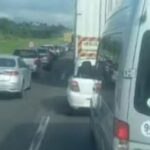 Acidente deixa tráfego restrito em mais de 2 km na BR-324