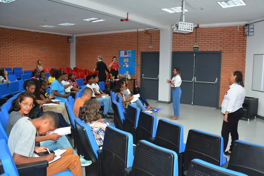 Jovens de Feira recebem orientação profissional gratuita para o mercado de trabalho