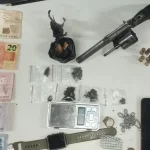 Polícia apreende armas e drogas com casal na Avenida Presidente Dutra