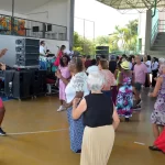 Idosos esbanjam vitalidade em baile dançante