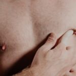 Outubro Rosa: urologista alerta para os riscos do câncer de mama em homens e a importância da prevenção