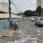 Equipes de limpeza recolhem santinhos nas ruas no dia de eleição