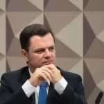 Justiça suspende investigação da PF contra Anderson Torres por 8/1