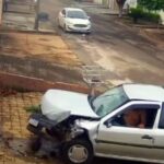INUSITADO: homem rouba carro, bate contra muro e foge sem roupa; VEJA VÍDEO