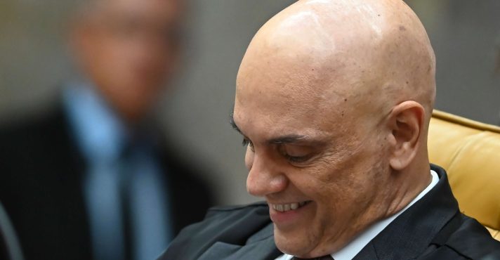 Dino e Moraes fazem piada sobre o comunismo