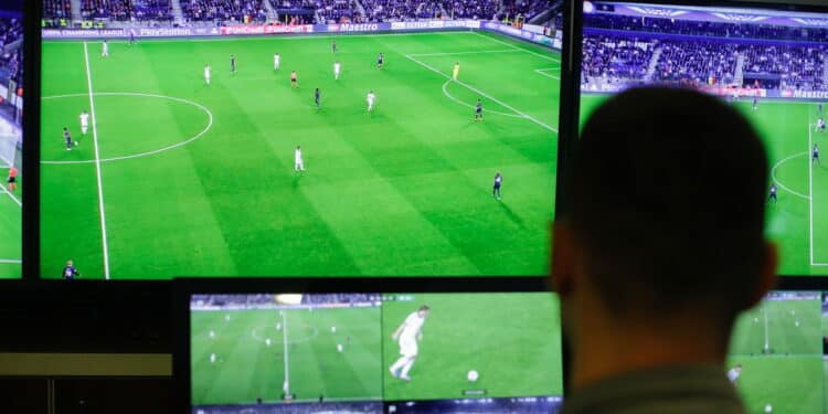 O olho mágico do futebol: entenda como o VAR funciona