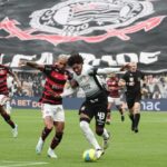 Flamengo segura empate com um a menos, elimina Corinthians e vai à final da Copa do Brasil