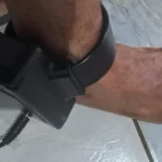 Absolvido pelo 8/1 há 2 meses, morador de rua se queixa de ainda usar tornozeleira