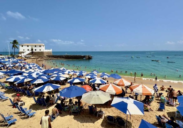 Fim de semana prolongado na Bahia terá sol e chuvas isoladas no centro-sul