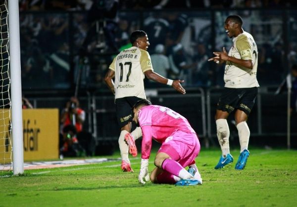 Bahia sofre 3 gols em 30 minutos, reage, mas não consegue evitar derrota para o Vasco