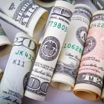 Dólar sobe a R$ 5,76 e tem maior patamar em mais de três anos, à espera de corte de gastos