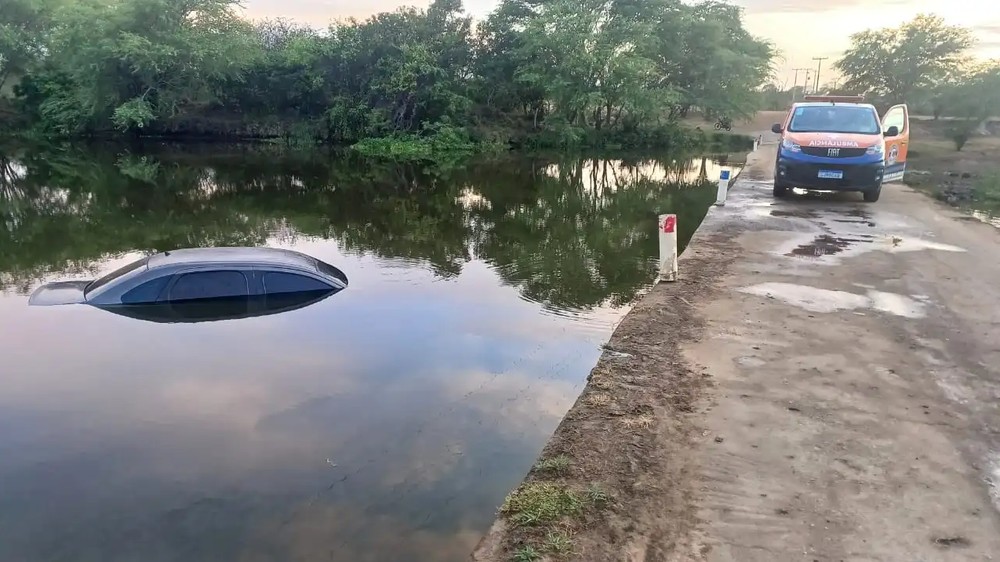 Motorista perde controle de carro e cai em barragem em zona rural de cidade da Bahia