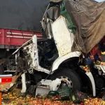Acidente entre um caminhão e uma carreta causa congestionamento na BR-324