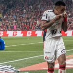 Vitória quebra tabu, bate o Athletico-PR de virada e abre quatro pontos do Z-4