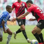 No apagar das luzes, Bahia arranca empate com o Athletico-PR na Fonte Nova