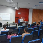 Curso de orientação profissional prepara jovens para o mercado e já garante contratações