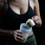 Whey protein é para todo mundo? Veja 5 mitos e verdades sobre o suplemento