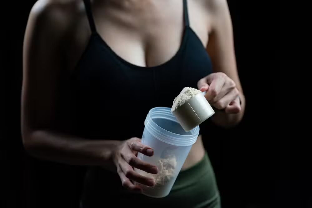 Whey protein é para todo mundo? Veja 5 mitos e verdades sobre o suplemento