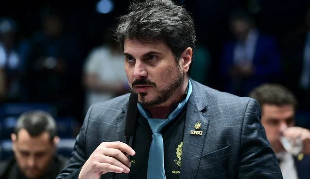 Marcos do Val pede ‘pelo amor de Deus’ para Senado derrubar liminares do STF