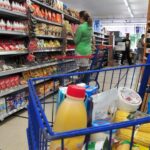 Preços dos alimentos disparam, e inflação sobe 0,56% em outubro