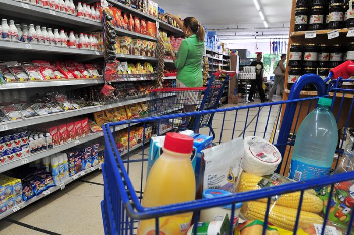 Preços dos alimentos disparam, e inflação sobe 0,56% em outubro