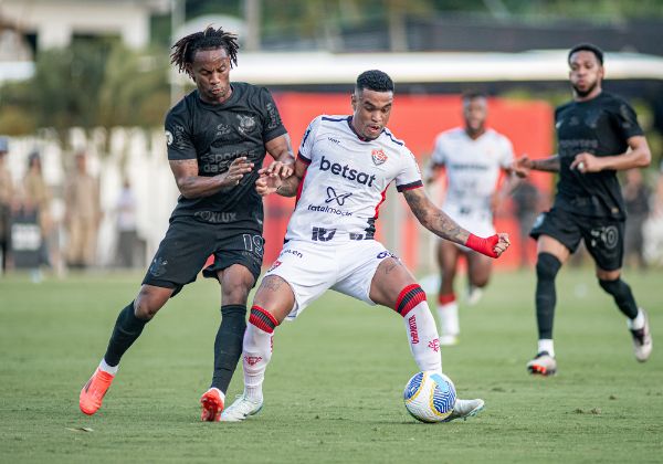 Vitória sai na frente, mas sofre virada e perde para o Corinthians no Barradão