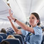 Muitos não sabem, mas aviões têm armário para roupas não amassarem