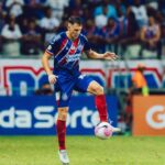 Condenado por expulsão contra o Flamengo, lateral do Bahia pega 4 jogos de suspensão