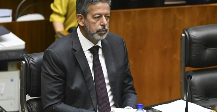 Lira diz que nunca foi chamado por Lula para debater corte de gastos