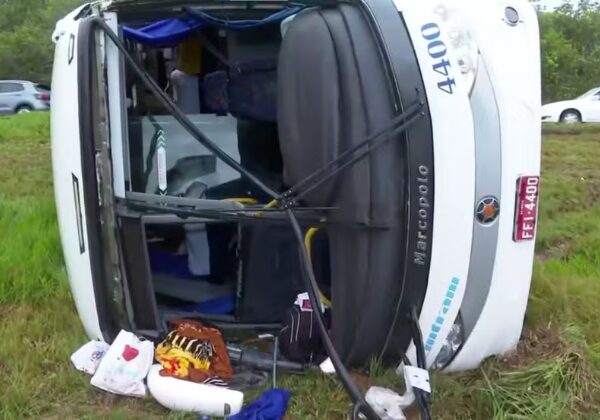 Acidente com ônibus na BR-324 deixa dez feridos em Candeias