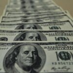 Dólar sobe a R$ 5,80 com atenção do mercado a tarifas de Trump e inflação no Brasil