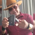 Em vídeo, radialista quebra tornozeleira e diz para Moraes enfiar equipamento no c*; assista