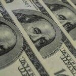 Dólar fecha em R$ 5,98 e Ibovespa recua em meio à reação do mercado ao pacote fiscal