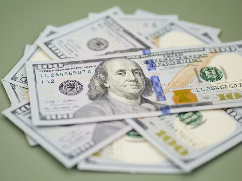 Dólar fecha em R$ 6 e bate recorde pelo 3º dia seguido, com cortes de gastos no radar; Ibovespa sobe