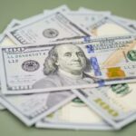 Dólar abre em alta e bate R$ 6,05 no último pregão de novembro, ainda refletindo anúncios de Haddad e com dados de emprego
