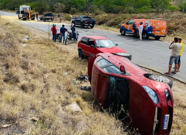 Colisão entre dois veículos deixa cinco pessoas feridas na BA-120, entre Riachão e Coité